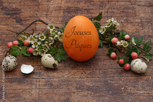 Carte de voeux Joyeuses Pâques. Décoration de Pâques avec un œuf de Pâques étiqueté.