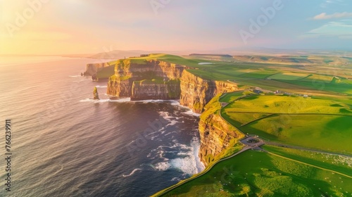 Światowej sławy Cliffs of Moher, jedno z najpopularniejszych miejsc turystycznych w Irlandii. Widok z lotu ptaka znanej atrakcji turystycznej na Wild Atlantic Way w hrabstwie Clare.