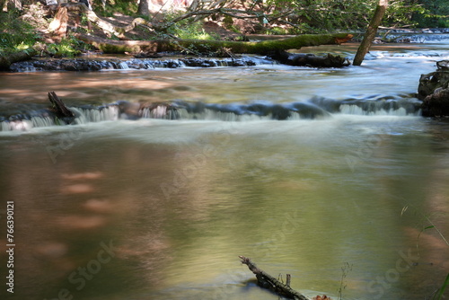 Rzeka, woda, strumyk, stopnie wody spiętrzenie wody na rzece, szumy, rzeka w lesie, ekologia, czysta woda, 