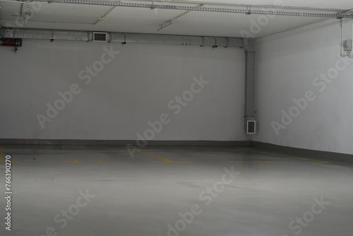 Podziemny garaż, garaż w bloku, miejsce parkingowe, parking, parking podziemny, postój samochodu, 