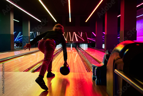 Femme jouant au bowling avec des couleurs vives