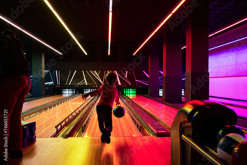 Garçon jouant au bowling avec des couleurs vives