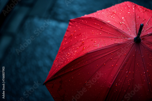 雨に濡れた赤い傘。背景、壁紙