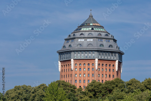 Der Schanzenturm, ein ehemaliger Wasserturm im Stadtteil Sternschanze in Hamburg, heute ein Hotel.