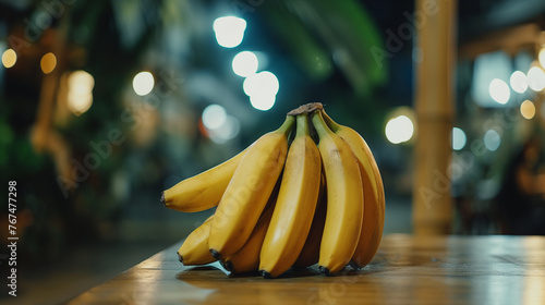 Banana em uma mesa com o fundo desfocado