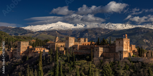 Granada, Andalusien, Spanien, Alhambra, mit schneebedeckten Bergen, Sierra Nevada < english> Granada, Andalusia, Spain, Alhambra, with snow-capped mountains, Sierra Nevada