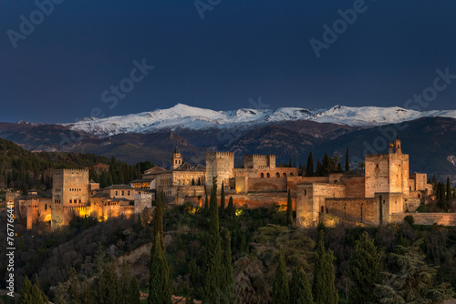 Granada, Andalusien, Spanien, Alhambra, mit schneebedeckten Bergen, Sierra Nevada < english> Granada, Andalusia, Spain, Alhambra, with snow-capped mountains, Sierra Nevada