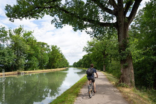 Vélo sur le canal de Montech