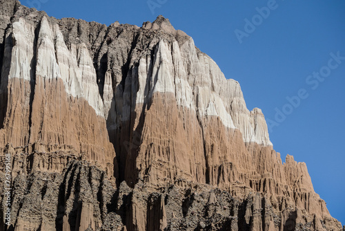 Rocas sedimentarias de varios colores, erosionados por el paso del tiempo. 