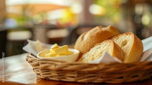 prato de pão e manteiga em um mesa no fundo desfocado
