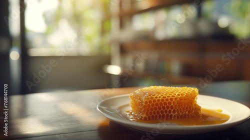 prato de com favos de mel em um mesa no fundo desfocado