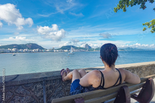 Turista apreciando un día soleado toda la vista de la playa de Copacabana en Rio de Janeiro