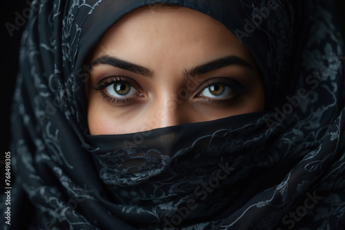 Faszinierende Augen einer Frau im schwarzen Hijab