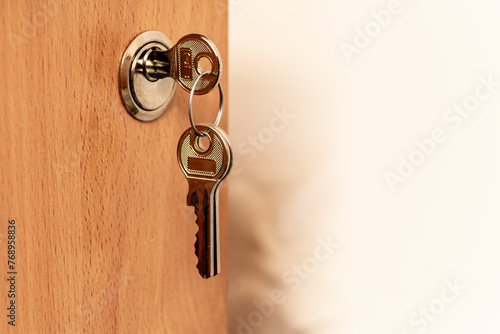 klucz w zamku szuflady i zapasowy klucz