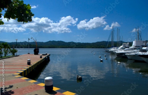 El mar,su paisaje y sus lanchas ideales para un dia de paseo y relax. 