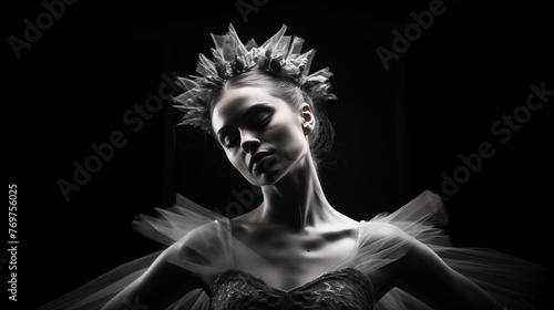 Danseuse classique en tutu, femme ballerine en train de danser. Photographie en noir et blanc. Danse, ballet, gracieuse, féminin. Pour conception et création graphique.