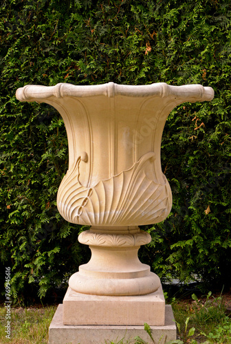 duża, kamienna waza w ogrodzie, waza z piaskowaca jako dekoacja ogrodowa, a large stone vase in the garden, big stone vase