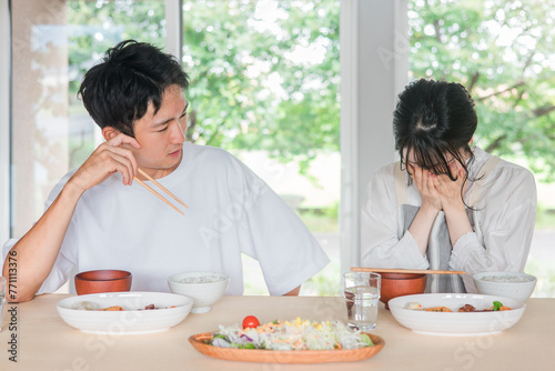 家で食事をする夫婦・カップル（モラハラ・夫婦喧嘩・味付け・不満・マズい・謝る・ごめん・泣く） 