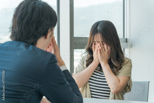 法律事務所・相談窓口で被害相談をする被害者女性と男性弁護士・相談員（DV被害・ストーカー被害） 