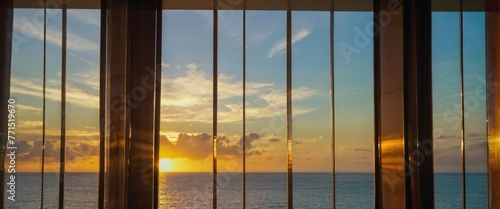 Reflexão do nascer do sol e do mar na janela de vidro no resort de hotel de luxo