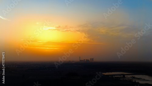 Zachód słońca przykryty piaskiem z pustyni, Opolszczyzna Polska, widok z lotu ptaka.