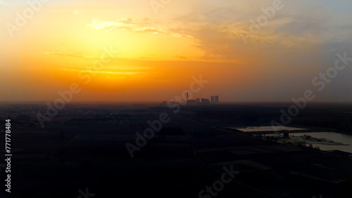 Zachód słońca przykryty piaskiem z pustyni, Opolszczyzna Polska, widok z lotu ptaka.