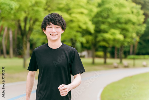 公園で歩く・ウォーキング・運動・有酸素運動・トレーニングをする若い男性（ダイエット・脂肪燃焼） 