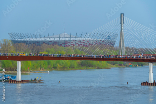 Most pieszo rowerowy, kładka nad rzeką Wisłą. Nowo otwarty most w Warszawie, łączący Śródmieście z Pragą.