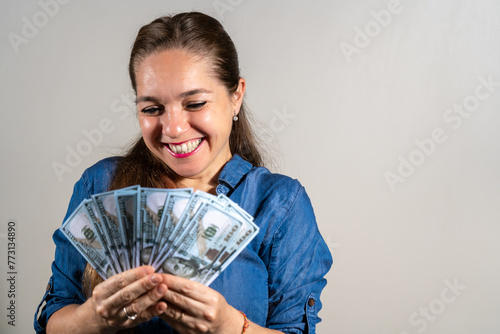 Mujer feliz sosteniendo mucho dinero. Abundancia y riqueza