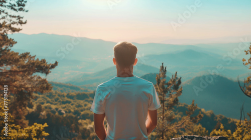 Homem com mochila nas costas nas montanhas olhando uma linda paisagem