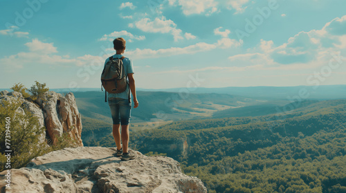 Homem com mochila nas costas nas montanhas olhando uma linda paisagem