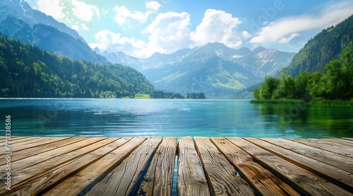 Table en bois, arrière-plan sur fond flou de lac et de montagnes, image avec espace pour texte.