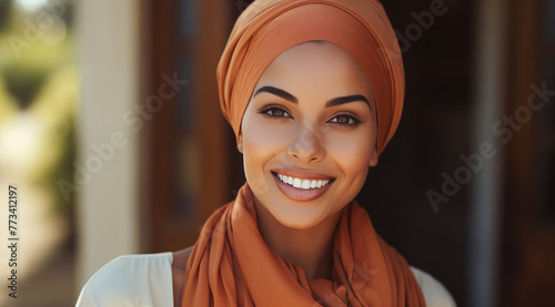 Portrait d'une belle femme musulmane portant un voile, heureuse et souriante, modèle de beauté.