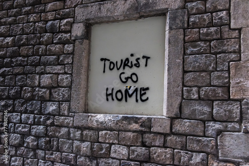 Tourist go home Schriftzug auf einer Wand in Barcelona, Spanien