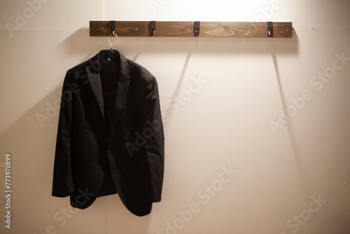 壁にかけたスーツの上着