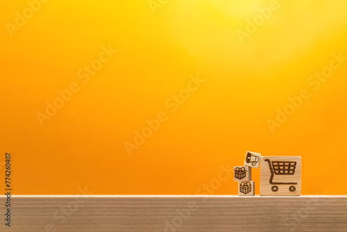 プレゼントの上にメガホンが置かれたカートのブロックが右側にある夕暮れのようなオレンジの背景