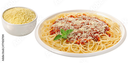 prato com espaguete com molho de tomates frescos acompanhado de pote de queijo parmesão ralado isolado em fundo transparente