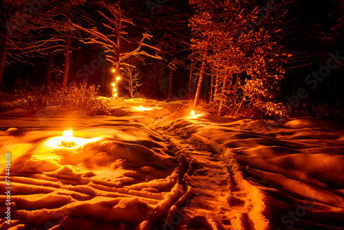 Chemin sous la neige avec des éclairages nocturnes la nuit en Laponie en Suède
