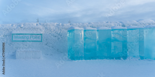Point de rencontre ou meeting point avec des blocs de glace sous la neige en Laponie en Suède