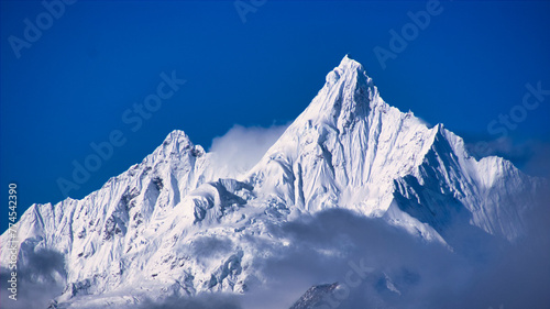 純白の梅里雪山の急峻な霊峰