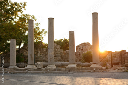 Starożytne kolumny Side w Turcji 