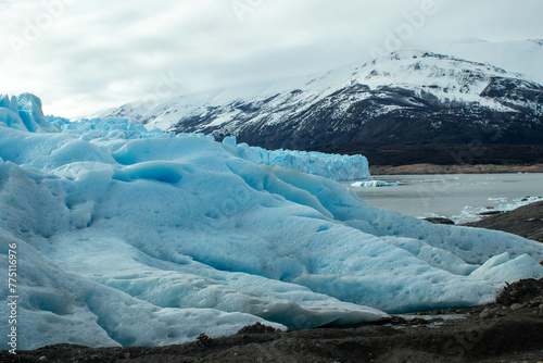 La Inmensidad Congelada: El Asombroso Perito Moreno en Argentina