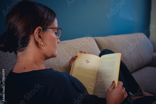 Mujer leyendo en casa