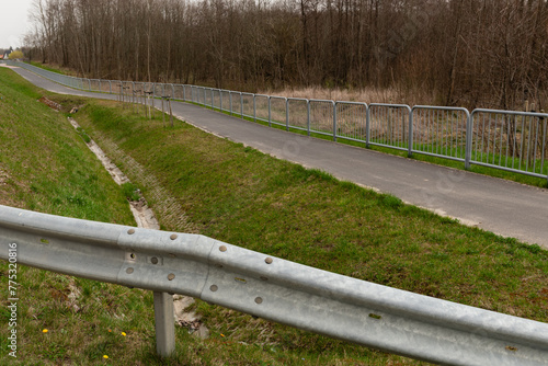 Ścieżka rowerowa i barierki drogowe
