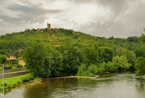 Donjon médiéval de Montpeyroux en Auvergne perché sur une colline vu d'en bas