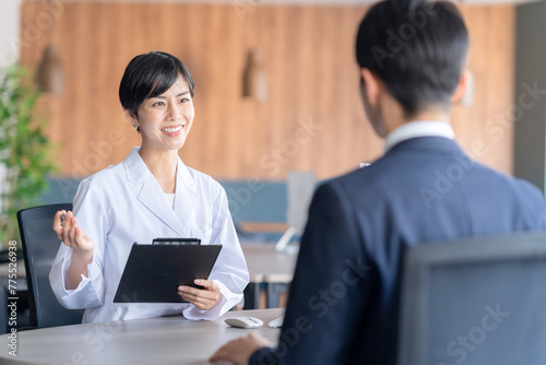 カウンセリングをする白衣の女性医師