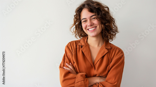 Linda mulher usando uma camisa terra cota no fundo cinza 