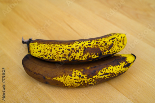 Stare dojrzałe banany, z brązową poplamioną skórką
