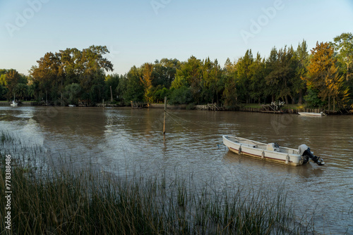 Atardecer en el rio Capitán, en el delta del Paraná, Argentina