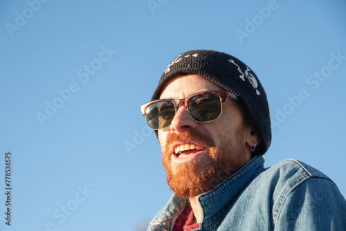 Hombre sonriente usando gafas de sol